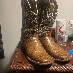 I’am selling this cowboy boots they size 8 1/2 made in Mexico guys!!!!